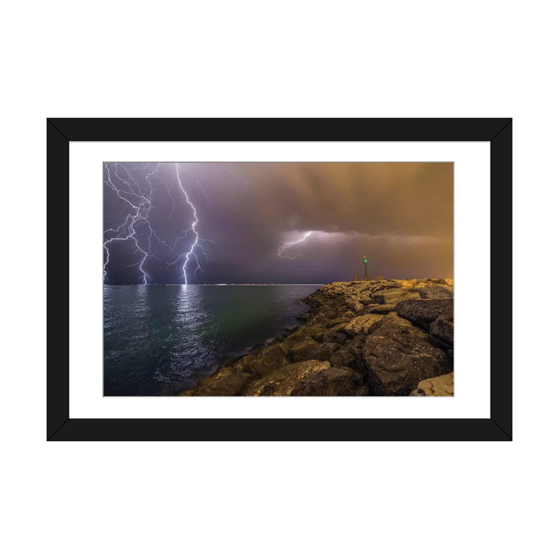 « when lightning strike », reproduction de photo sur toile, Papier avec cadre noir, H 16 po x l 24 po x P 1 po, Blanc