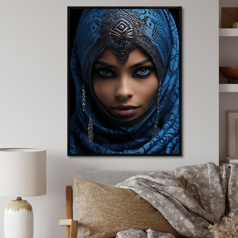 Portrait d'une femme arabe touareg bleue, Cadre flottant noir, 44" H x 34" W