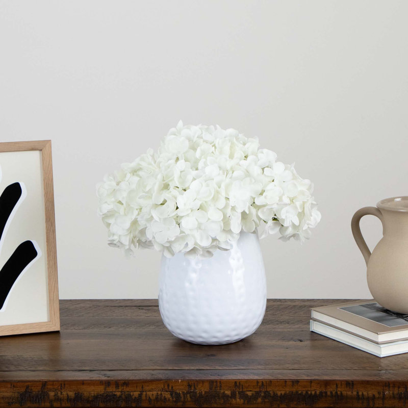 11 po Arrangement d'hortensias artificiels dans un vase en métal, Blanc, Blanc