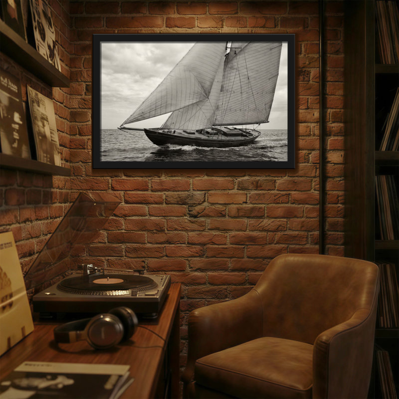 Bateau à voile tendance sur les vagues de l'océan en noir et blanc, H 12 po x l 18 po