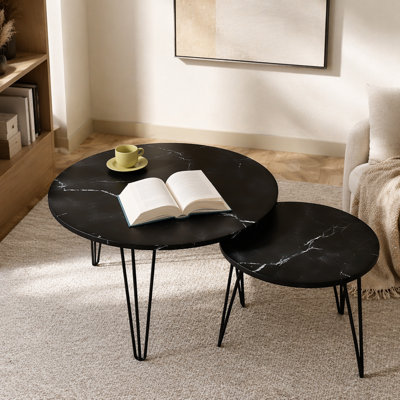 Ensemble de charmantes tables basses gigognes pour diverses pièces, rehaussant l'espace et le style.