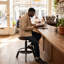 Ensemble de 2 tabourets de bar industriels à hauteur réglable, tabourets pivotants ronds en bois massif avec base en fer noir mat, tabourets de comptoir à hauteur réglable en spirale pour îlot de cuisine, bar et loft