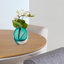Arrangement de fleurs artificielles dans un vase-1899040063