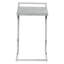 Table d'appoint en forme de C avec plateau en stratifié gris et base en métal chromé pour les espaces de vie modernes