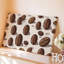 La toile crée un motif sans couture mettant en vedette un tableau de grains de café, dans des tons de brun variés, y compris l'art mural sur toile chocolat foncé-1736850162