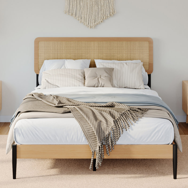 Structure de lit pleine grandeur en rotin Boho avec tête de lit en rotin naturel, plateforme en bois et en métal, lattes silencieuses et rangement sous le lit