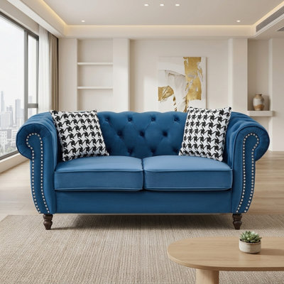 Canapé Chesterfield 2 places de style moderne du milieu du siècle, 165 cm, avec accoudoirs arrondis, garniture cloutée et revêtement en velours.