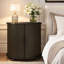 Table de chevet cylindrique de style Mid-Century avec station de recharge-1902433675