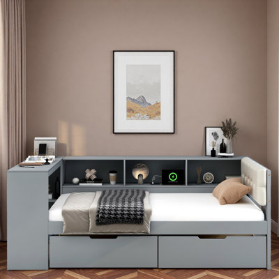 Lit plateforme avec tablettes de rangement, tiroirs, station de charge, bureau et tête de lit tapissier