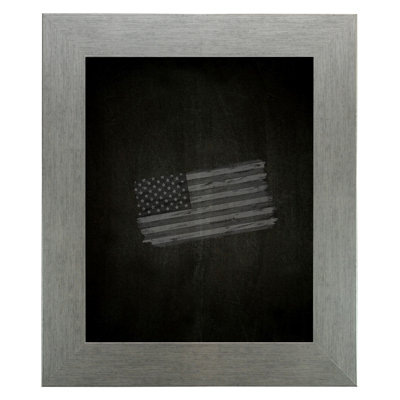 Tableau noir fixé au mur