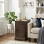 Table de bout Farmhouse avec station de charge, armoire de rangement avec porte en bois et tablette réglable, table d'appoint rustique avec ports USB et prises de courant pour le salon ou la chambre à coucher-355233426-340329985