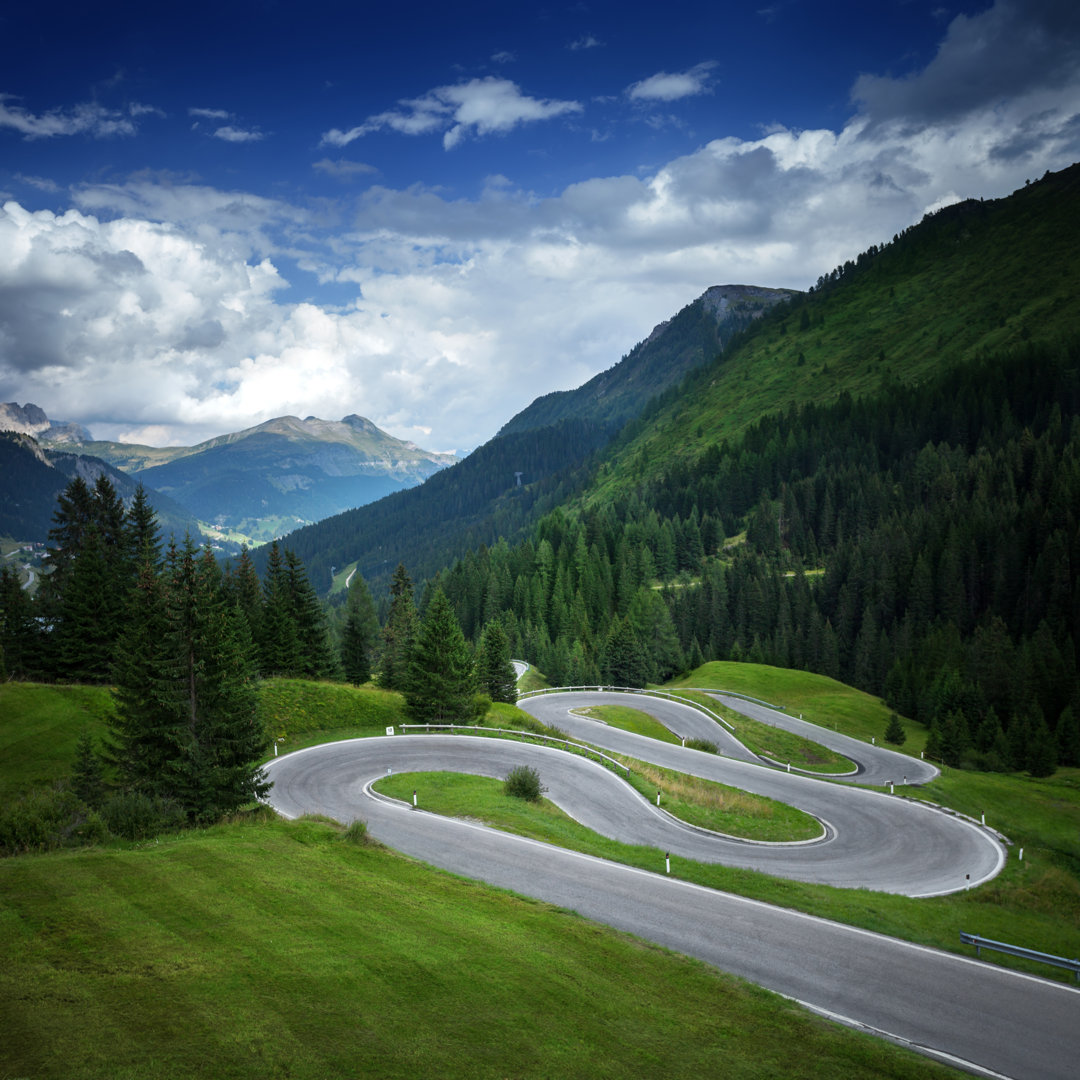 Kurvenreiche Straße durch das Dolomitental von Sankai - Druck