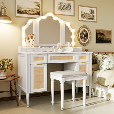 Bureau de 43,66 po avec 13 ampoules, 3 modes d'éclairage, miroir à trois volets, 5 tiroirs, tablettes et charge intégrée, charme côtier pour table de maquillage dans les tons classiques, tiroirs de chambre à coucher,