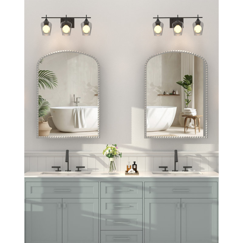 Armoire à pharmacie en forme de perle Daisy avec miroir, miroir de meuble-lavabo mural ou encastré de 20 po x 28 po avec armoires de rangement en métal, 2 tablettes réglables et 1 tablette de rangement argentée