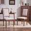 Ensemble de 2 chaises de salle à manger de style campagnard français, dossier rembourré rectangulaire, structure en hévéa massif avec pieds cannelés sculptés, finition bois rustique vieilli, pour la cuisine et la salle à manger, mobilier d'intérieur.