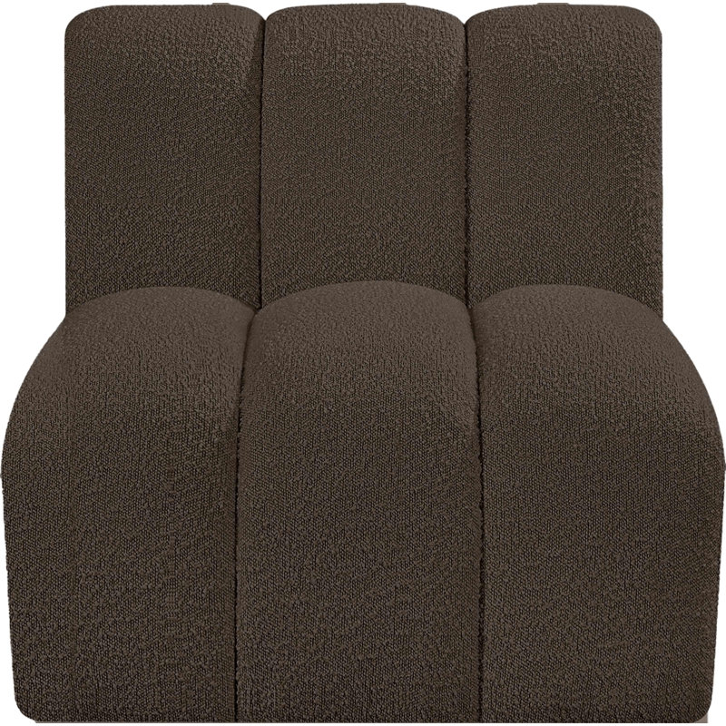 Chaise d'appoint rembourrée Issei, Tissu brun bouclé