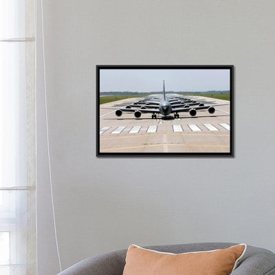 Six KC-135 Stratotankers Demonstrate the Elephant Walk Formation par Stocktrek Images - reproduction sur toile
