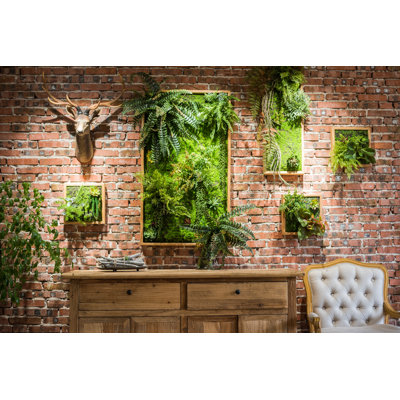 Succulent de feuillage artificiel dans un pot de fleurs