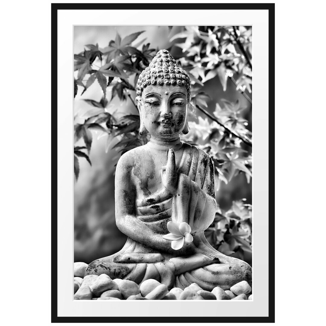 Gerahmtes Poster Buddha auf Steinen mit Monoi Blüte