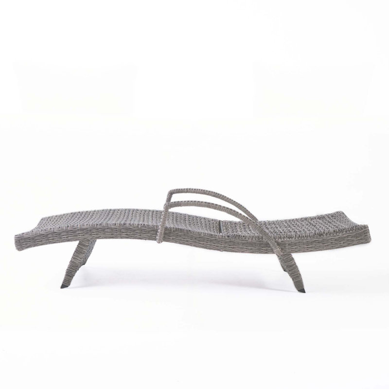 Charmante chaise longue en osier pour une détente et un style ultimes