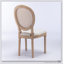Chaise avec cadre en bois massif de style français avec peinture antique, tissu en lin et dossier en rotin pour une assise élégante