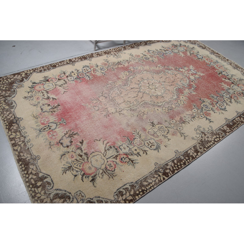 Tapis turc vintage fait à la main avec motif floral rose et crème idéal pour un décor bohème