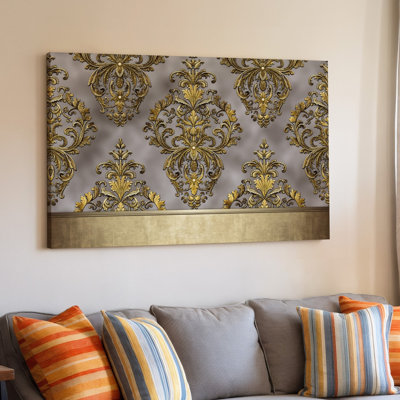 La toile crée un design de papier peint élégant avec un motif damassé complexe en or chatoyant contre un taupe doux