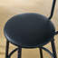 Ensemble de table de bar ronde et de tabouret avec tablette, tabouret rembourré avec dossier, brun rustique, l 24,17 po x P 24,17 po x H 36,02 po