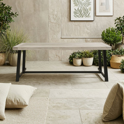 Table de jardin en bois d'acacia avec structure de support en métal, plateau spacieux idéal pour les goûters sur la terrasse ou les réceptions dans le jardin.