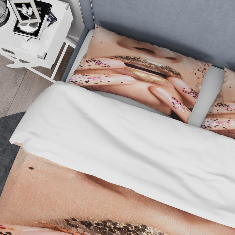 Femme avec lèvres dorées et paillettes sur les mains - Ensemble de housse de couette moderne - Microfibre de polyester
