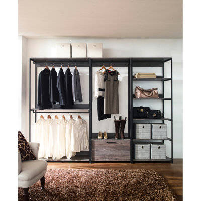 Walk-in thermolaqué avec rangement résistant à l'eau et style rustique