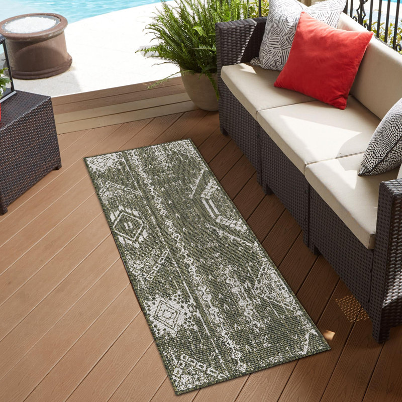 Braeleigh Geometric Machine Woven Polypropylene Indoor / Outdoor Area Rug in Green/Ivory, Runner 2' x 4'