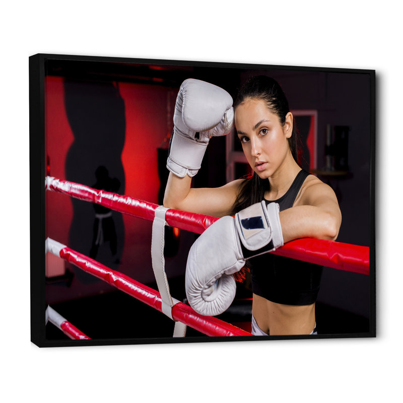 Boxer Girl Posing In The Gym - Sport Boxing, art mural sur toile, Cadre flottant noir, H 12 po x l 20 po x P 1 po