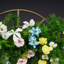 55 po x 33,5 po de fleurs artificielles en centre de table avec motif floral, fleurs roses / jaunes et feuilles vertes