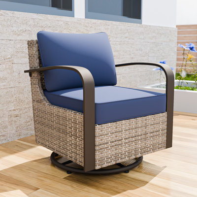 Chaise d'extérieur pivotante en osier avec coussins