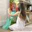 Maison de poupée deluxe pour enfants Delta - Maui - Grande maison de poupée de 4 étages avec 12 pièces comprenant 50 accessoires