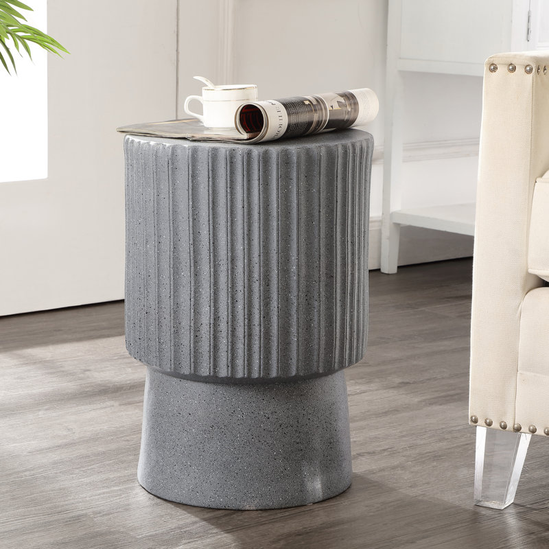 Table d'appoint extérieure cannelée 19 po Louisa, Gris foncé Terrazzo