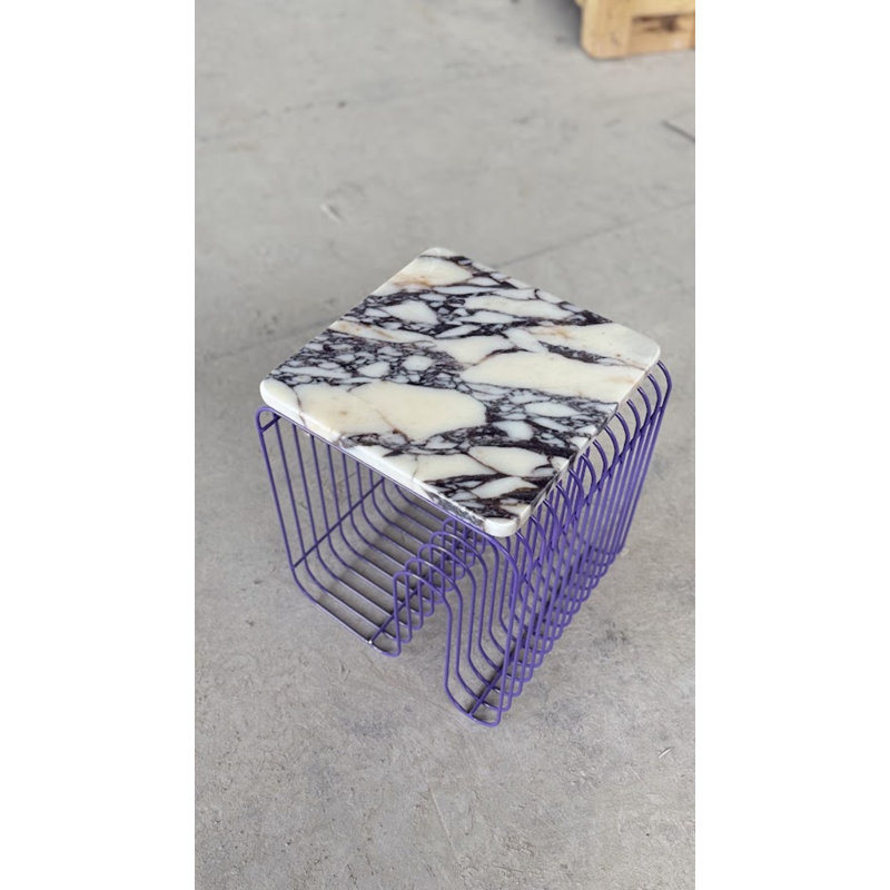 Table d'appoint en marbre Calacatta Viola avec piètement en métal violet