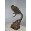 Statue en bronze de faucon sur une branche de Michaelson - Taille: L 15 po x l 15 po x H 28 po.