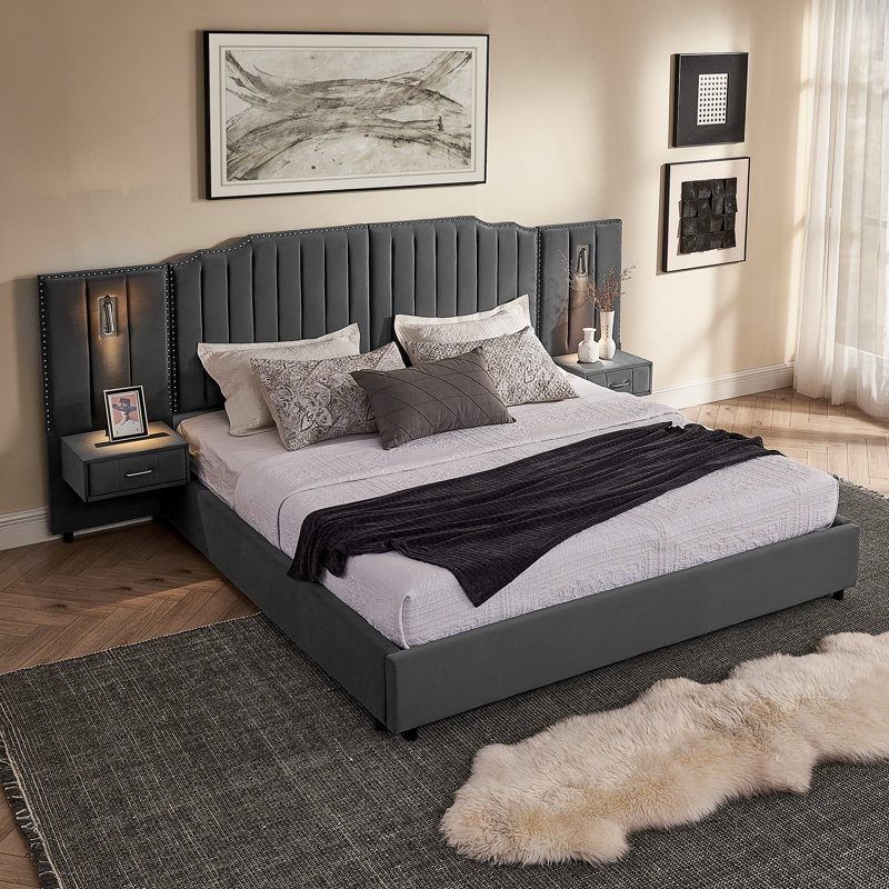 Très grand lit plateforme tapissier avec table de chevet intégrée, tête de lit à rayures verticales et éclairage réglable pour les chambres à coucher modernes.