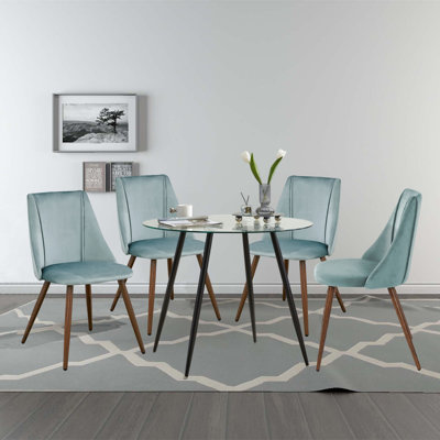 Ensemble repas pour quatre personnes