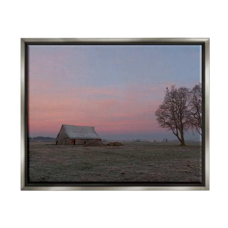 Art mural sur toile Lone Grassland Cabin, H 25 po x l 31 po x P 1,7 po, Cadre flottant gris lustré