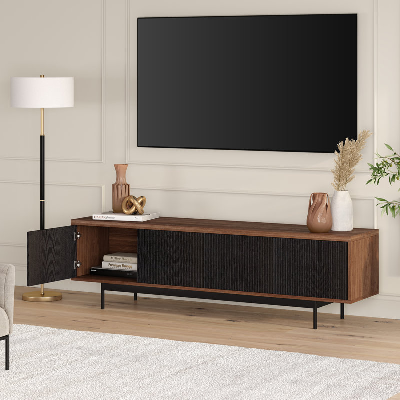 Meuble télé 70 po pour téléviseur de 75 po ou moins avec portes cannelées, rangement et gestion des câbles - Meuble télé Mid-Century moderne satiné noyer / grain noir | Whitman