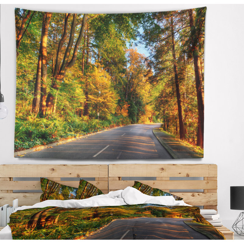 Paysage, route à travers une tapisserie de forêt d'automne éclairée, H 78 po x l 92 po
