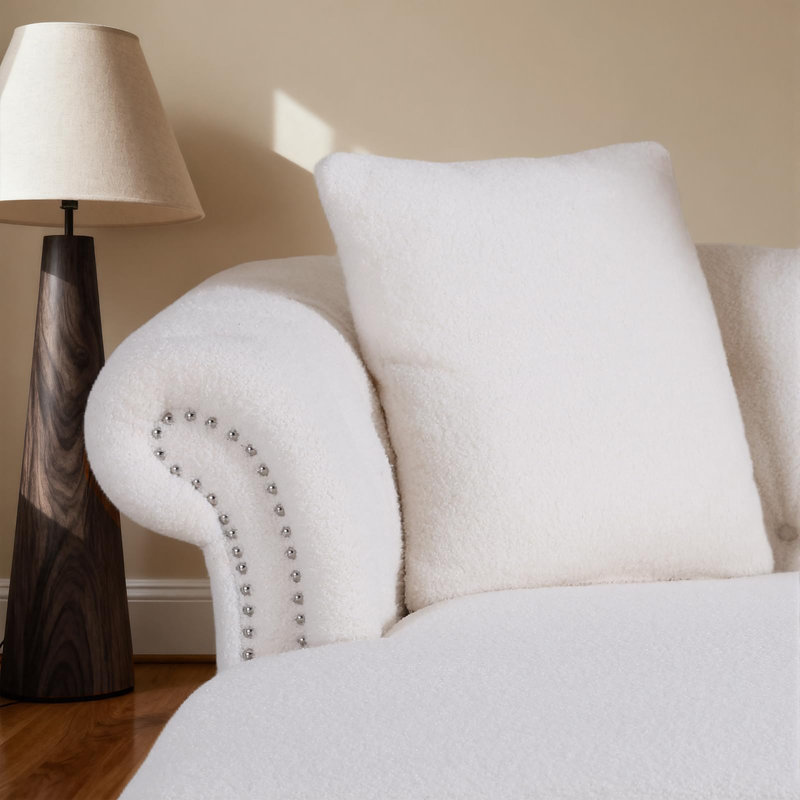 Canapé-lit Chesterfield de 63 po avec capitonnage à boutons, garniture cloutée et pieds en bois massif, Bois, Blanc