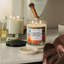 Bougie décorative en verre avec parfum «After Hours» pour un décor moderne - Parfum relaxant pour table basse, salon ou chambre à coucher - 4 po, orange et rouge
