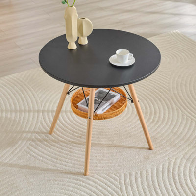 Table de salle à manger ronde, plateau en MDF thermoformé, pieds en bois massif, avec panier de rangement suspendu en osier. Une table basse décontractée, idéale pour 2 à 4 personnes.