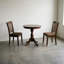 Ensemble de table de salle à manger ronde en bois dur asiatique, fini acajou, tissu lin brun, table sur pied et 2 chaises à dossier à lattes