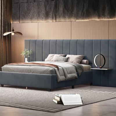Lit plateforme tapissier exquis avec tête de lit surdimensionnée et rangement intégré, parfait pour une chambre confortable et organisée