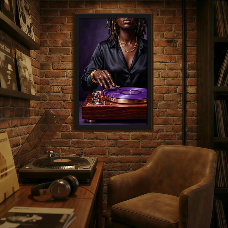 Femme abstraite avec tourne-disque vinyle mauve, H 30 po x l 20 po